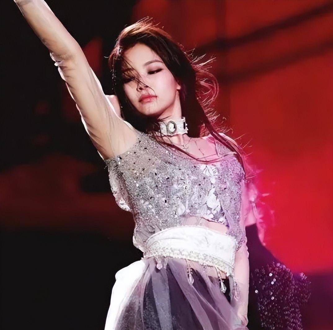 国外女星jennie演出服再惹争议,衣服小到露侧乳,肚子上赘肉明显!