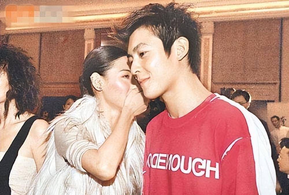 2008年,当陈冠希电脑上的私密照片被曝光后,张柏芝与他的恋情也掩饰不