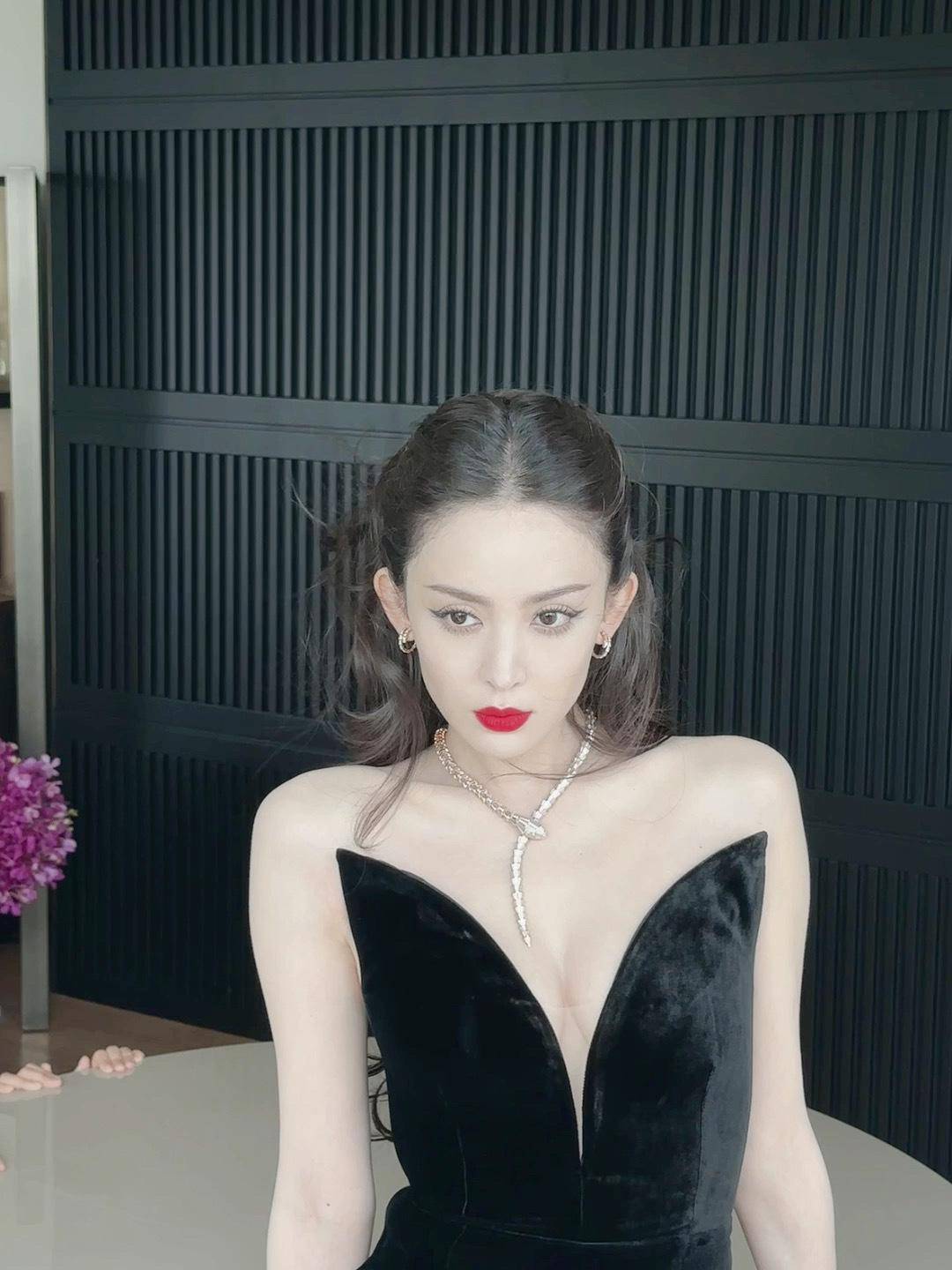 古力娜扎30岁的年龄看起来依旧非常的有魅力和气质,相信未来她会有