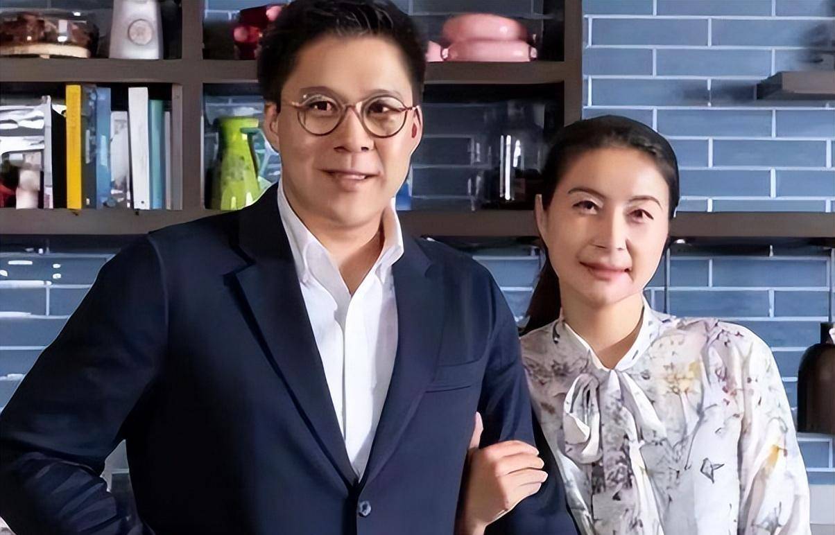 64岁郭晶晶婆婆风采依旧,优雅气质令人赞叹_皮肤_事业_家庭