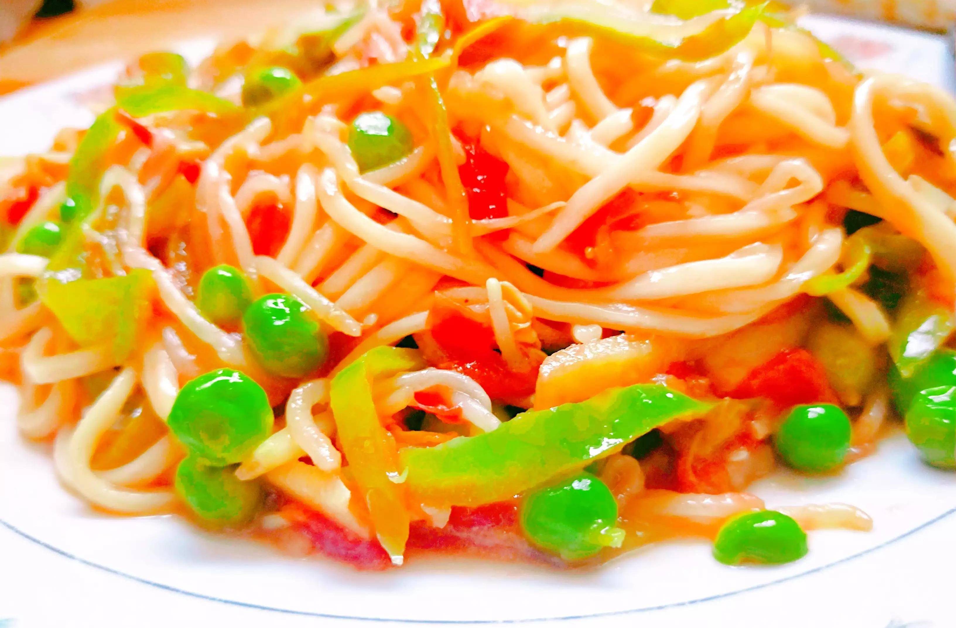 素炒拉面话不多说,下面分享这道素炒拉条子的做法:有人说:主食含有