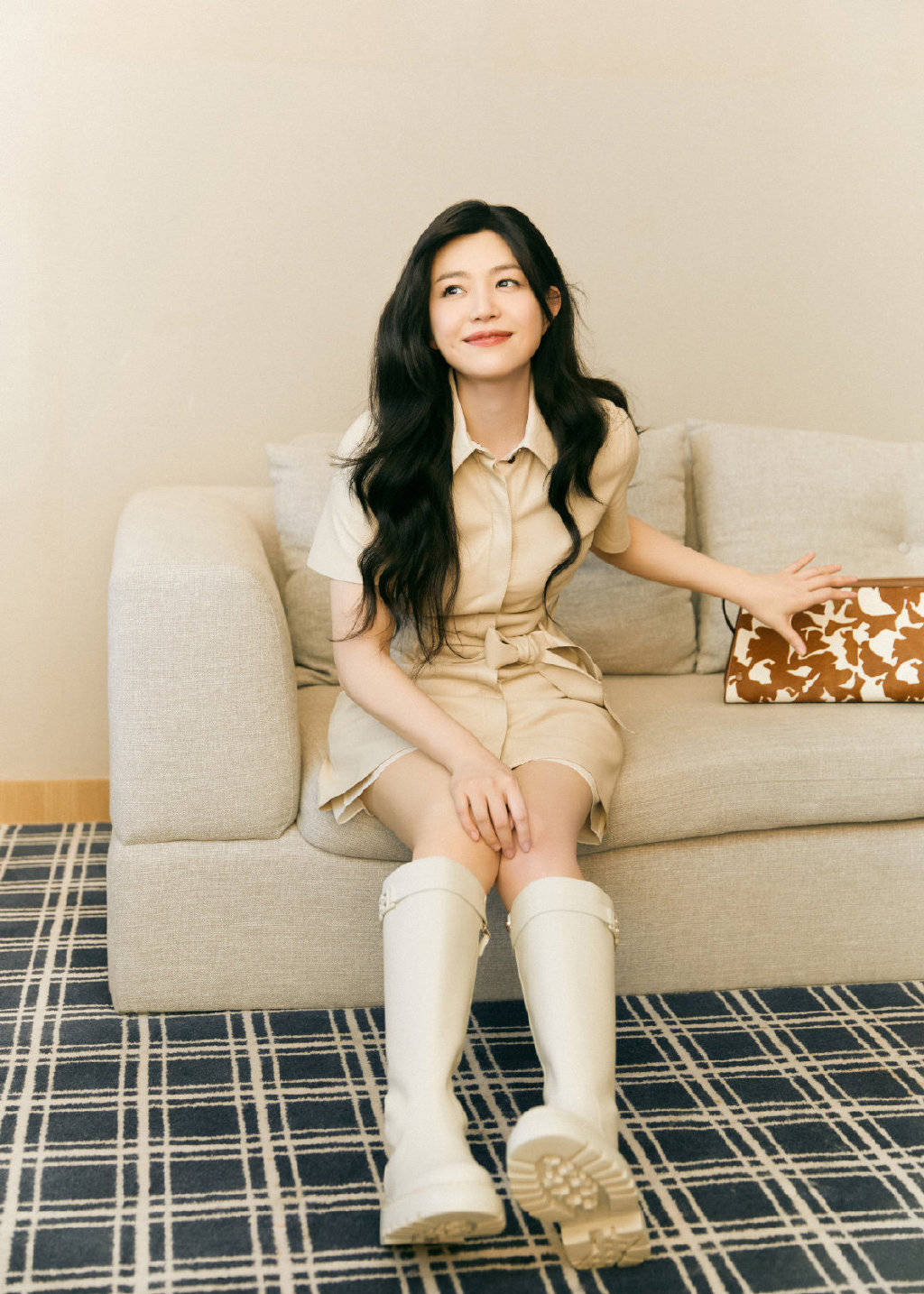 陈妍希一袭黑色抹胸长裙太惊艳!