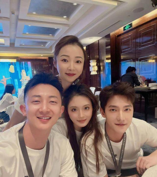 杨洋组织20周年的同学聚会_策划_明星_名牌