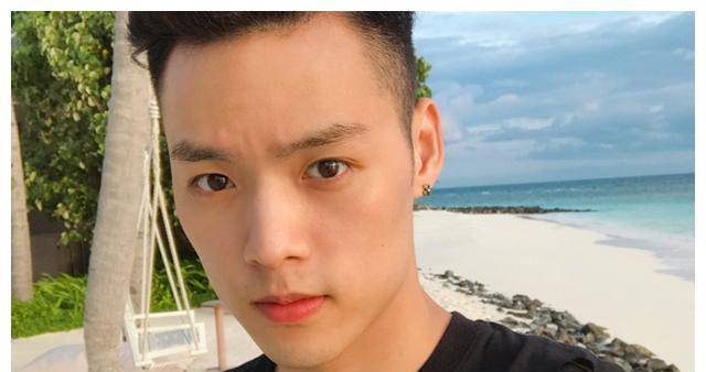 背靠成龙家境殷实,后拍戏被指德不配位,因主持嘴瓢遭全网嘲笑_董又霖