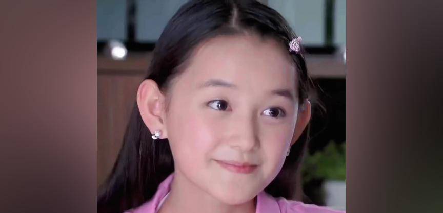 她11岁被吴磊夺走"初吻",从小因太漂亮被禁止整容,如今长这样_蒋依依