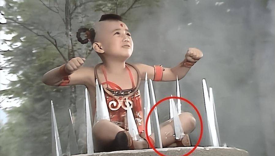 除了这师徒四人,其他角色也有不少的穿帮镜头,像红孩儿,刀都粘腿上了