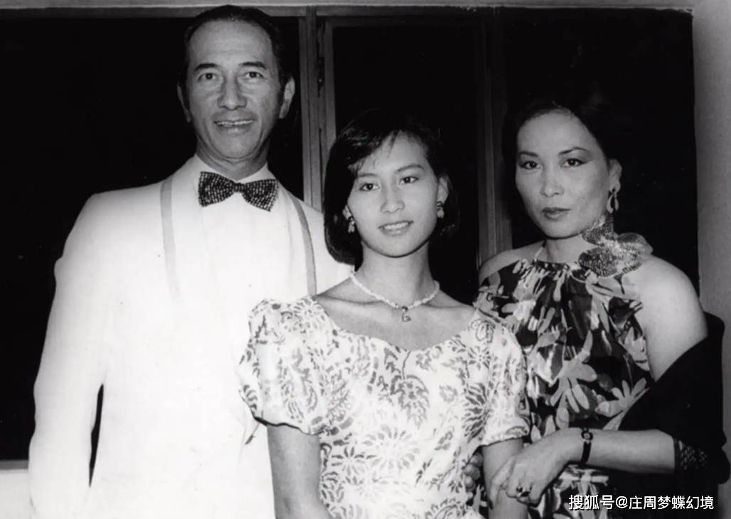 当年何鸿燊葬礼上,何超琼特意放一张照片,意在露出半边脸的男人