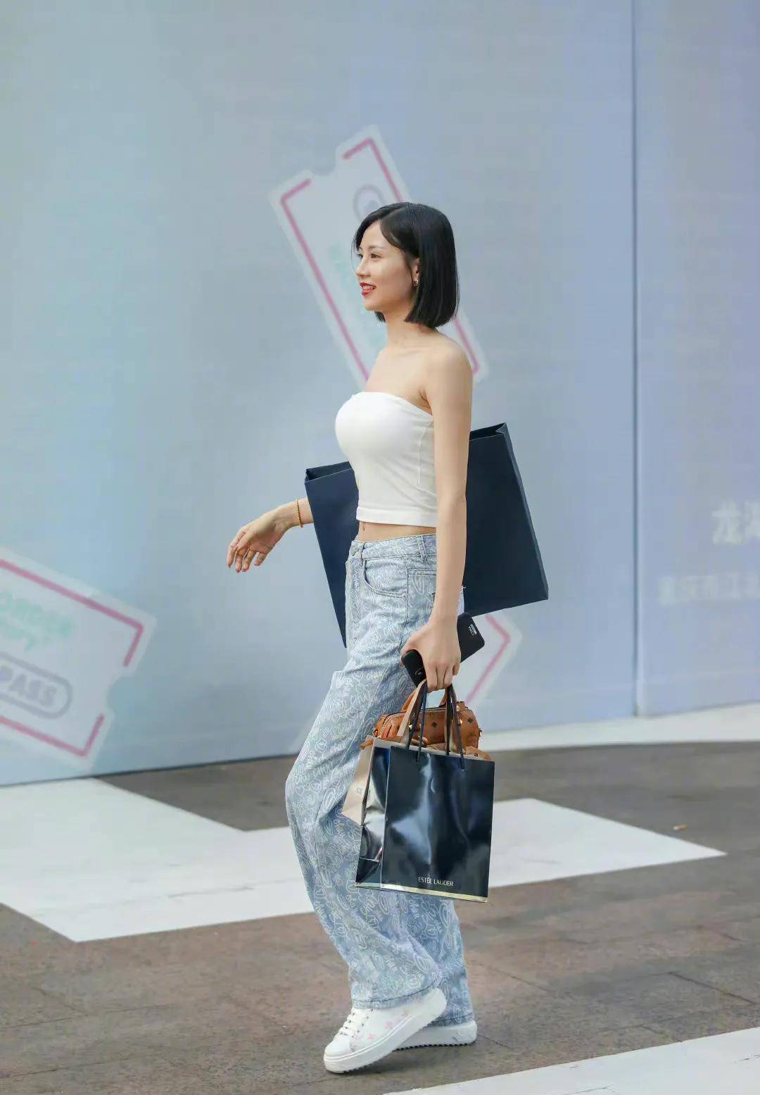 街拍:千秋无绝色,悦目是佳人;倾国倾城貌,惊为天下人_身材_美女_外表