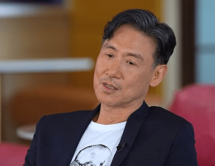 在近日曝光的照片中,张学友身穿深色外套和白色t恤,打扮简单.