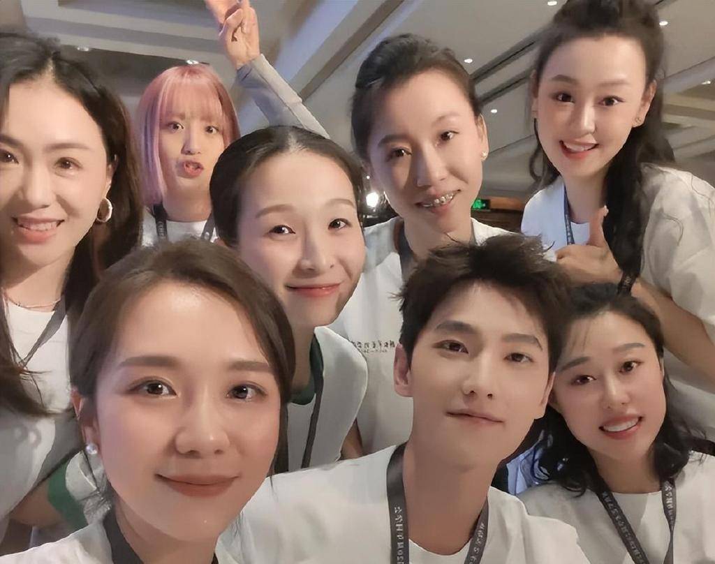 杨洋组织20周年的同学聚会_策划_明星_名牌