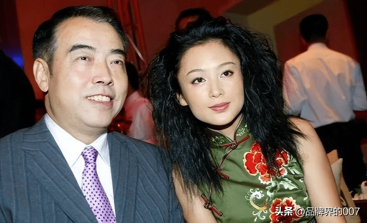 当时陈红来片场看望朋友,导演陈凯歌一下子就喜欢上了他.