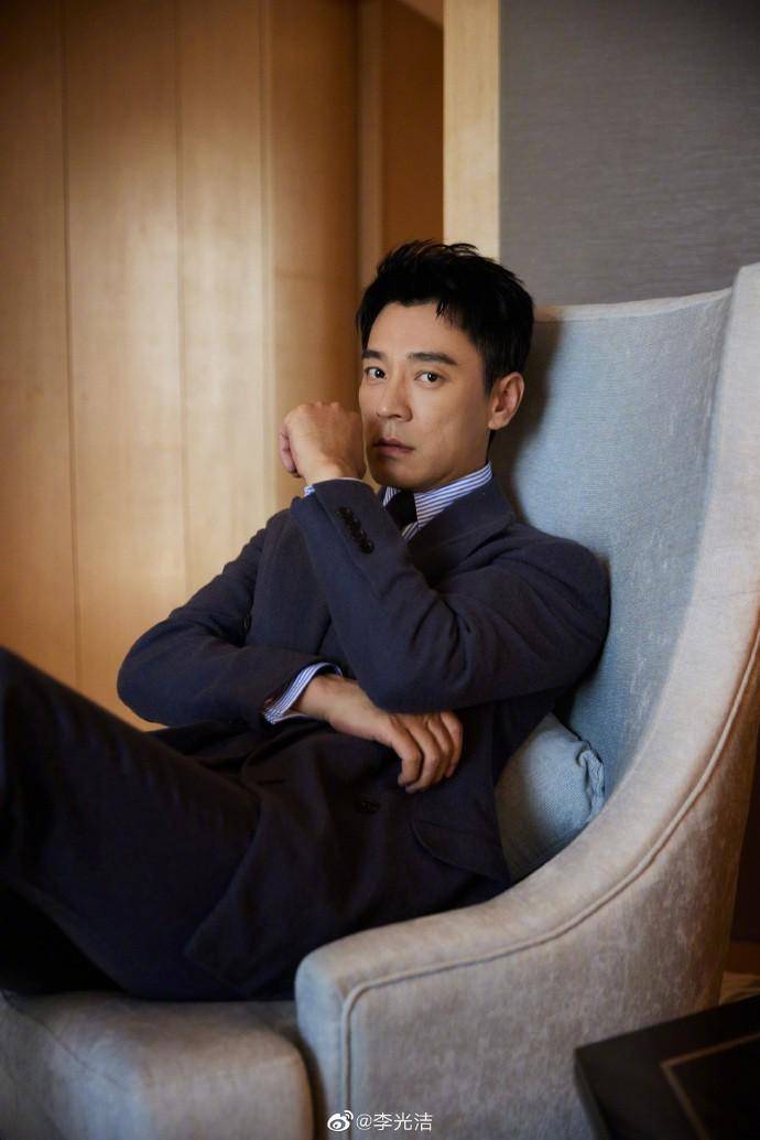 李光洁分享观展大片,光影布局绝了,果然有些艺术细菌在身上_时尚_镜头