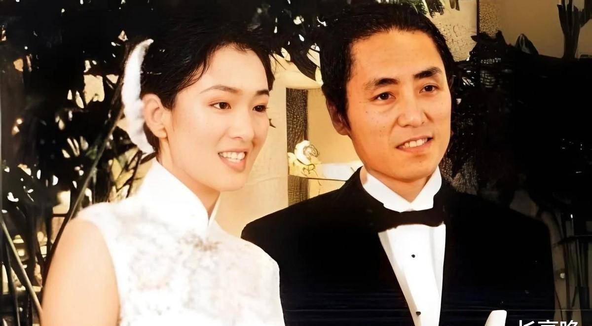张艺谋二婚娶小31岁娇妻生三子,被他无情抛弃的前妻现状如何?
