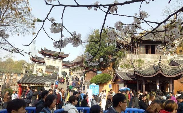 鸡鸣寺游客爆满设反悔门引导离寺，现代的回头是岸（许愿灵验了怎么还原）