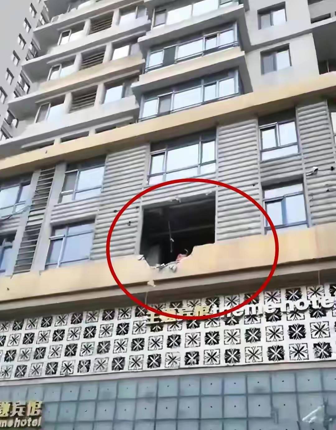 哈尔滨私砸承重墙高楼内仍有居民居住，涉事楼层有工人正在施工加固_海报_新闻_相关