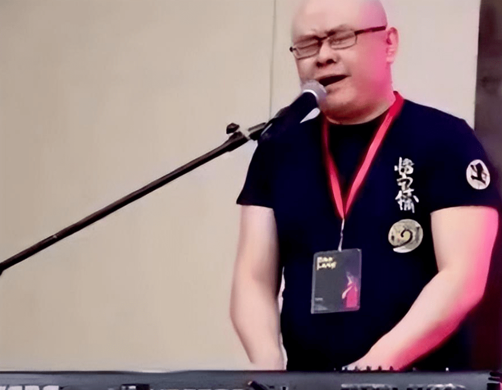 51岁刀郎现状发福油腻,网友评论:撞脸范伟 -洞见科技网