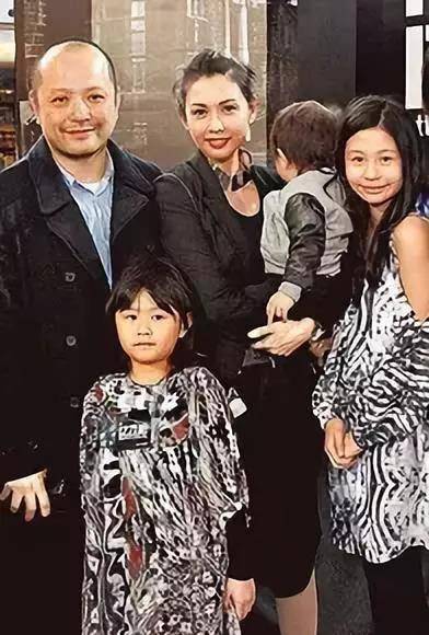 现身活动大秀一字肩和美肌,颜值不输妈妈_沈月_沈嘉伟_气质