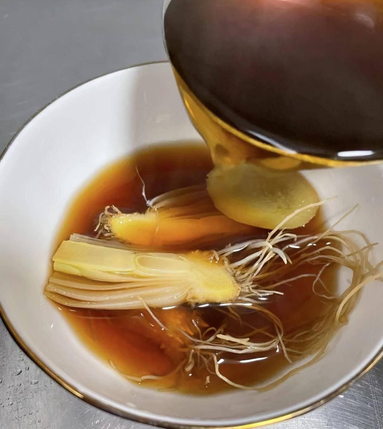 每天一杯,预防感冒,祛湿防寒,老人小孩要多喝_葱白_生姜_食用