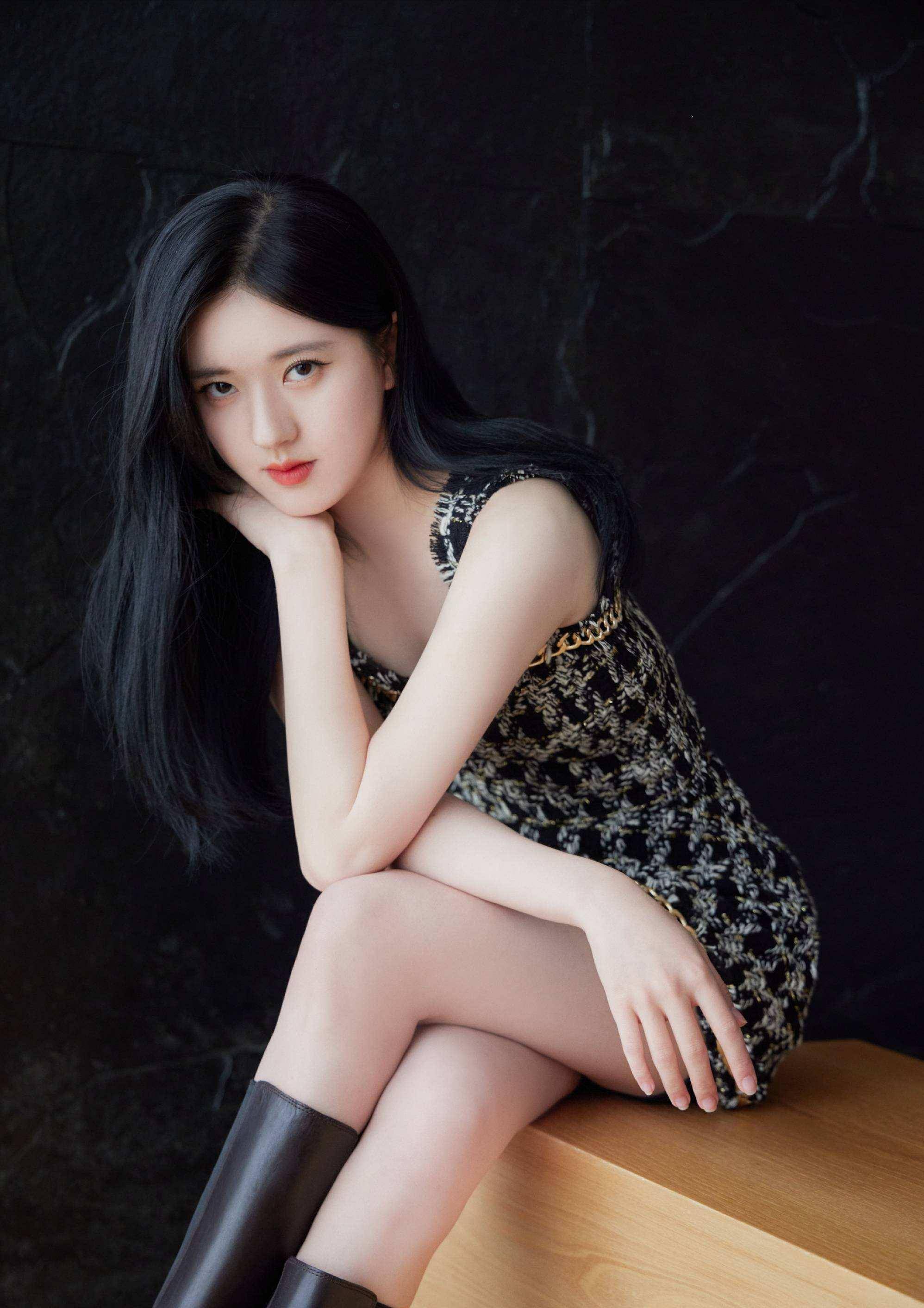 但同样是谎报身高的赵露思,这双"长腿"也开始备受人们质疑.