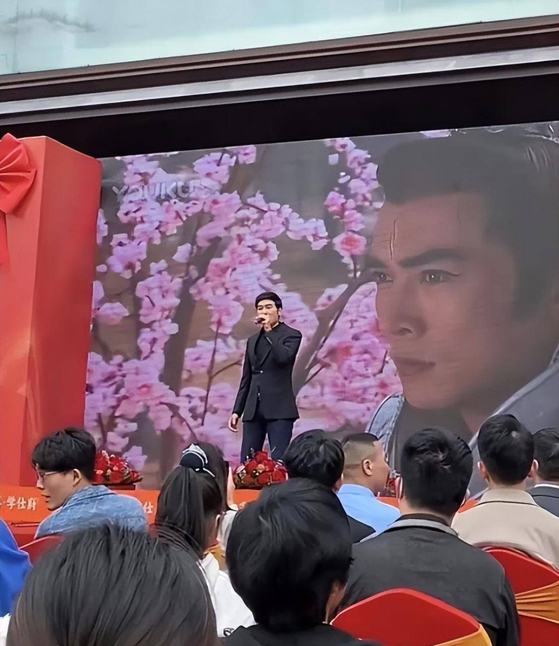 从照片可以看出,焦恩俊的容貌也经历了不少变化,虽然整体依旧帅气,但