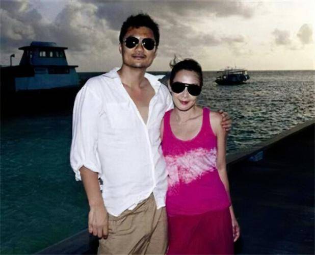 原创刘若英深圳演唱会无修图颜值惨不忍睹,54岁仍捞钱恐嫁伪豪门_气质