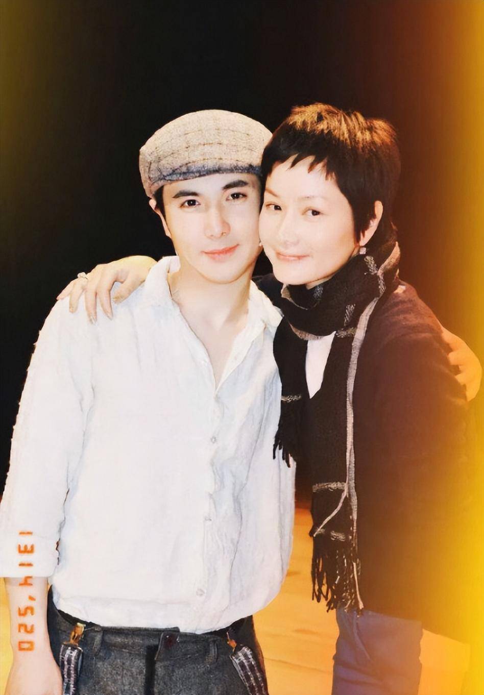 52岁的瞿颖秀美腿,毫不在意旧爱张亚东就在隔壁,这才是真的虎气_因为