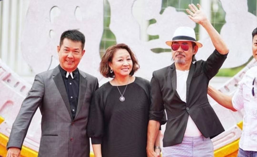 72岁知名港星加拿大过退休生活,带孙子逛公园状态极好_元华_网友_香港