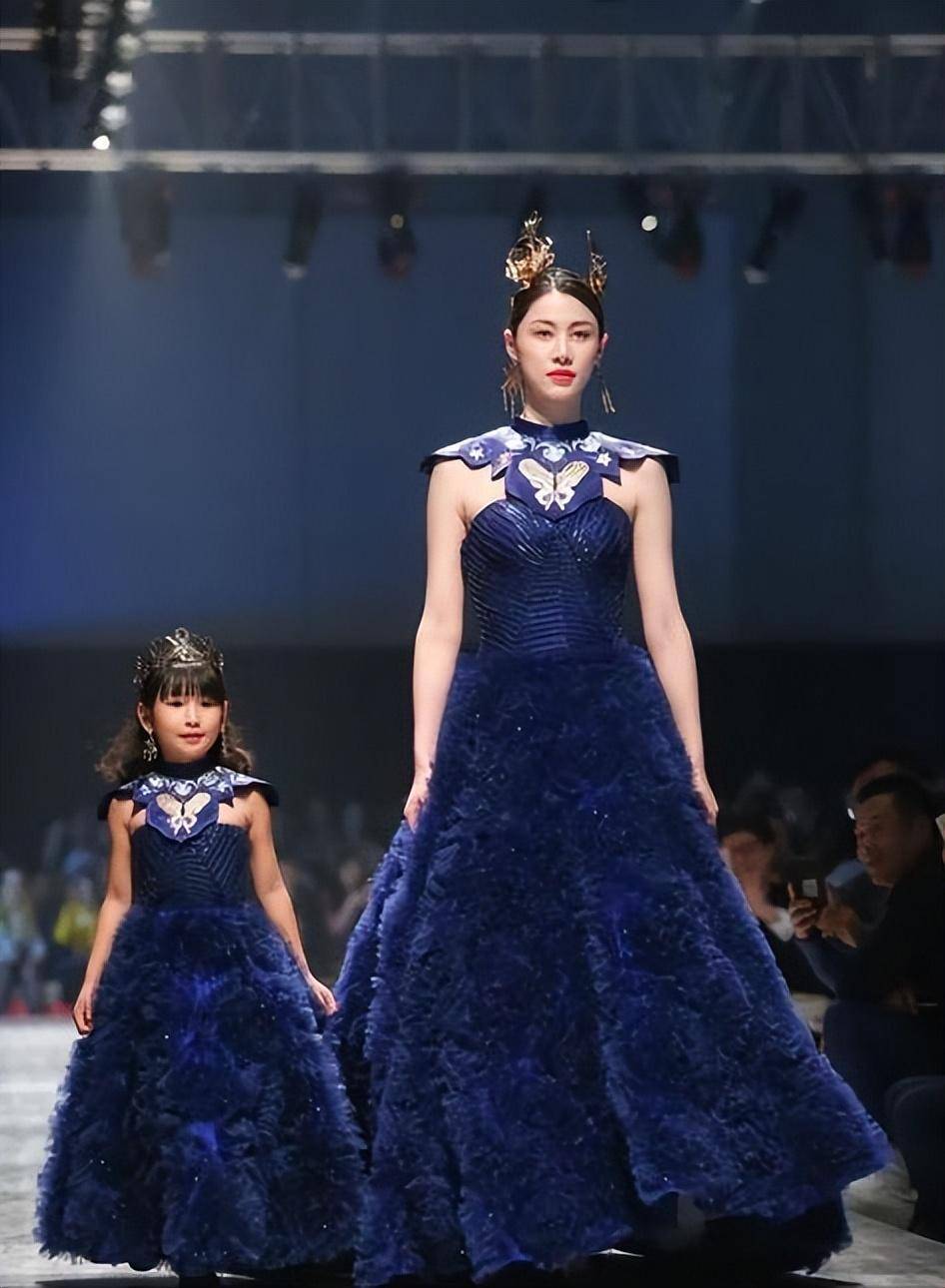 云肩元素在现代服饰中有哪些体现?在未来服装业具有怎样的挑战?