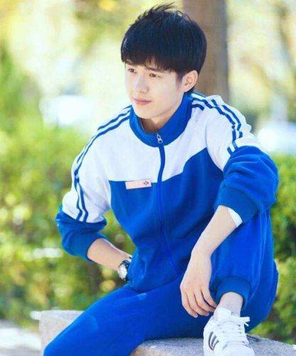 刘昊然抠脚上热搜,秦岚魏大勋秀恩爱_周冬雨_吴亦凡_小时候