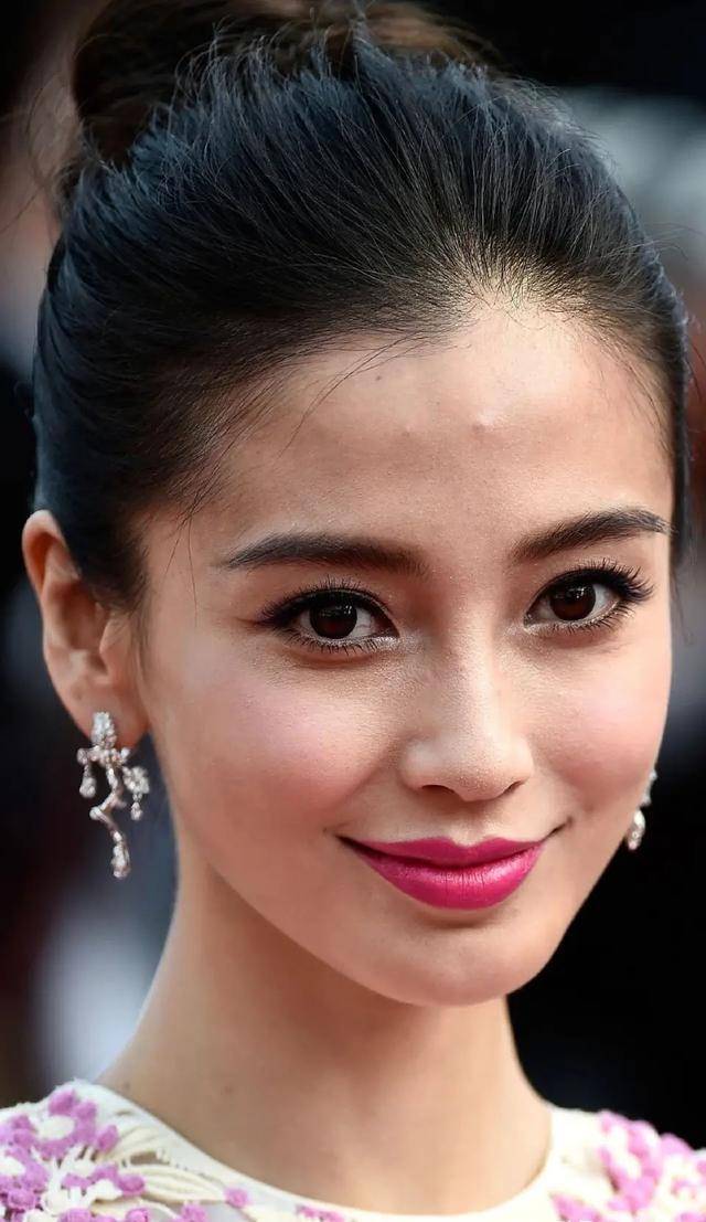 满脸痘,脸型崎岖,皮肤黑!生图里的明星,让我看见了人间真实