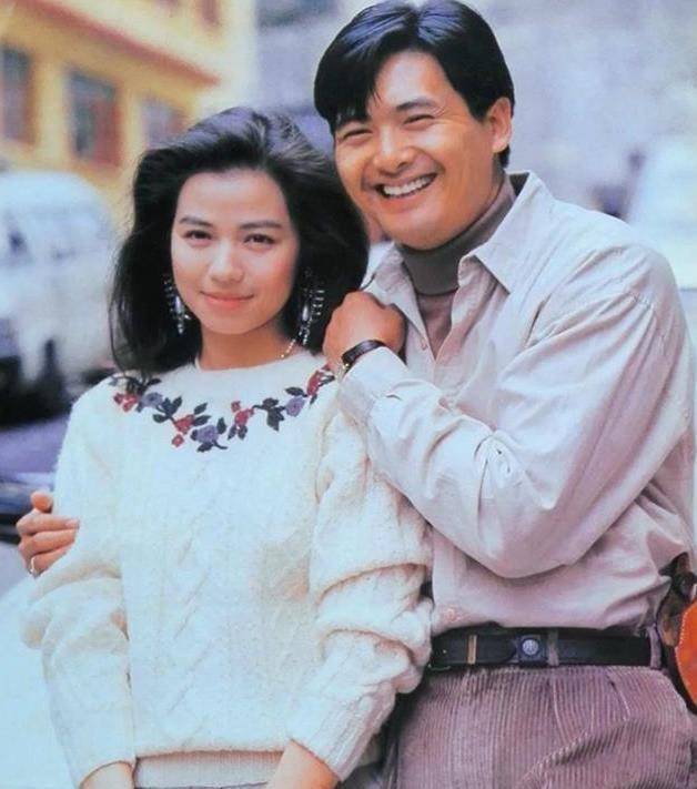 2007年钟楚红丈夫刚去世,她转身在周润发怀中痛哭,两人是何关系