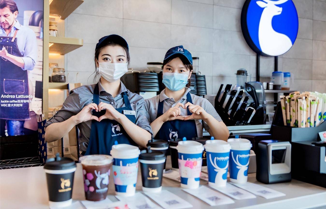 瑞幸焕新"衣":咖啡师新工服更专业,更年轻,更时尚_门店_伙伴_时刻