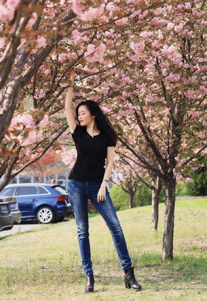 42岁张彤晒性感写真,黑色连体衣秀魔鬼身形,小蛮腰同龄人少见_线条