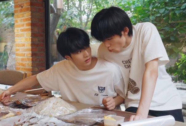 宋亚轩刘耀文宿舍大改造,卧室装修像新房,摆放家具让队友羡慕_房间