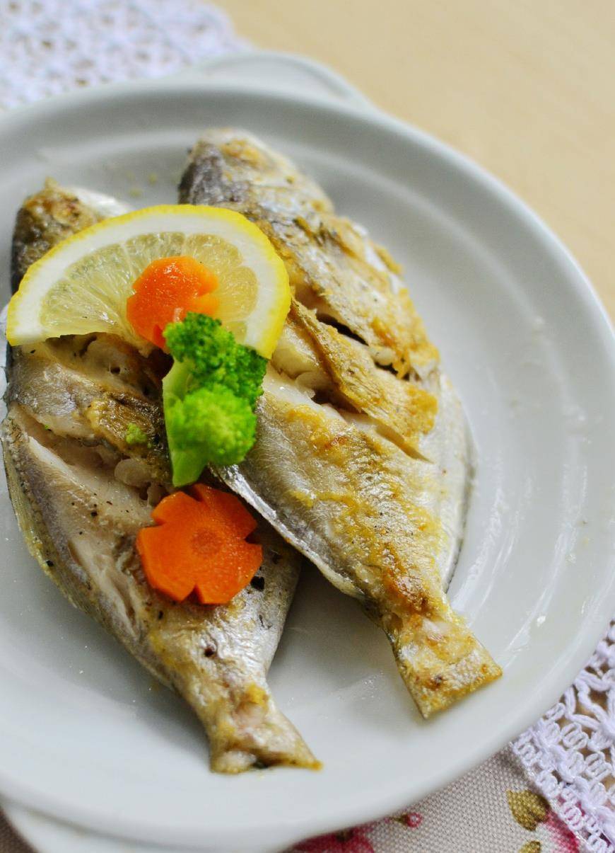 材料:肉鲳几只 盐 柠檬 黑胡椒颗粒 做法:将肉鲳内脏去除洗净,然后在