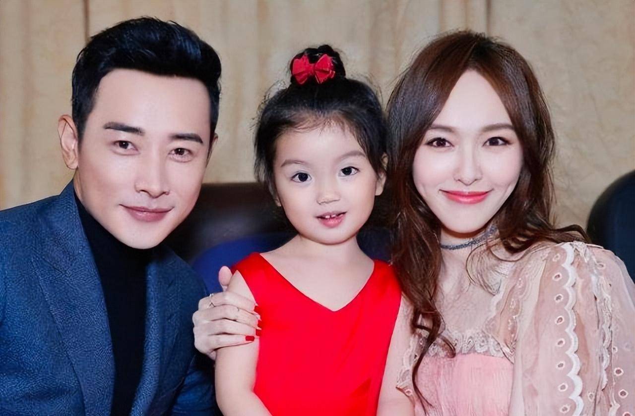 一张合影,娱乐圈的"人走茶凉",在唐嫣身上体现得淋漓尽致_中戏_张艺谋