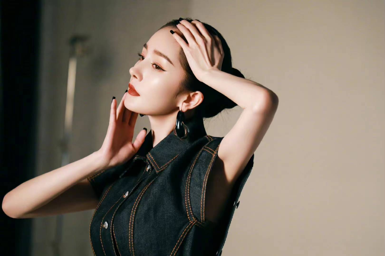 简介听起来故事感就很强,而且杨幂这次不再饰演白莲花或傻白甜,而是