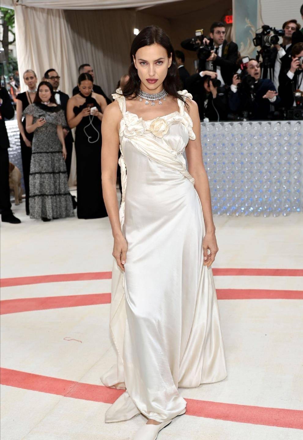 分手后的她年薪依旧上千万,网友怀疑她怀孕了_伊莲娜_高跟鞋_活动