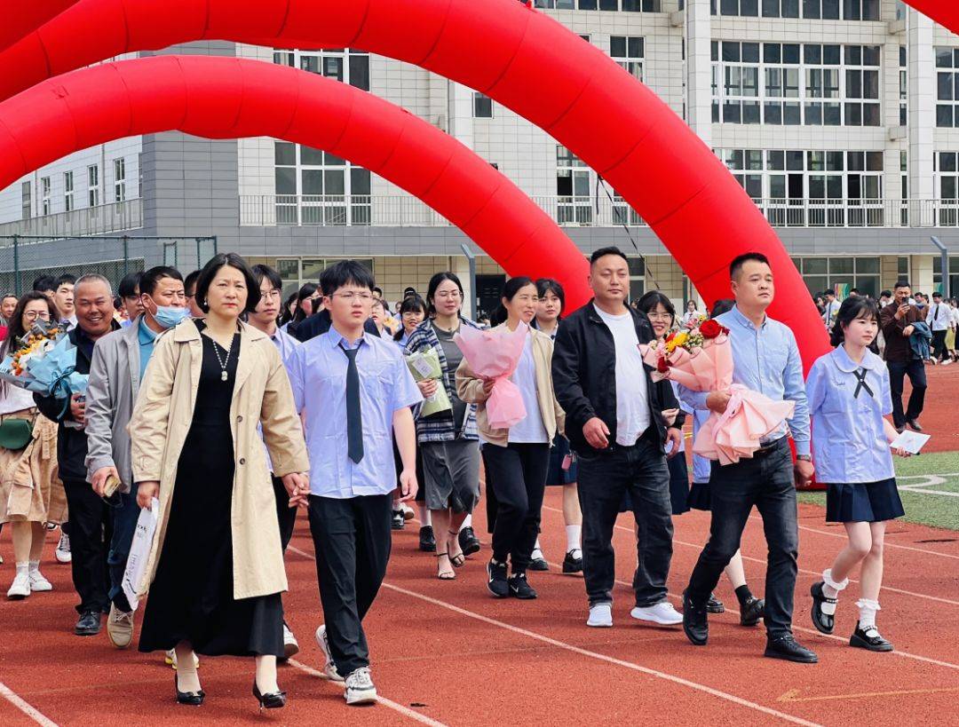 共青团南谯区委副书记张帆,安徽新锐控股集团董事长邢宾,滁州海亮学校