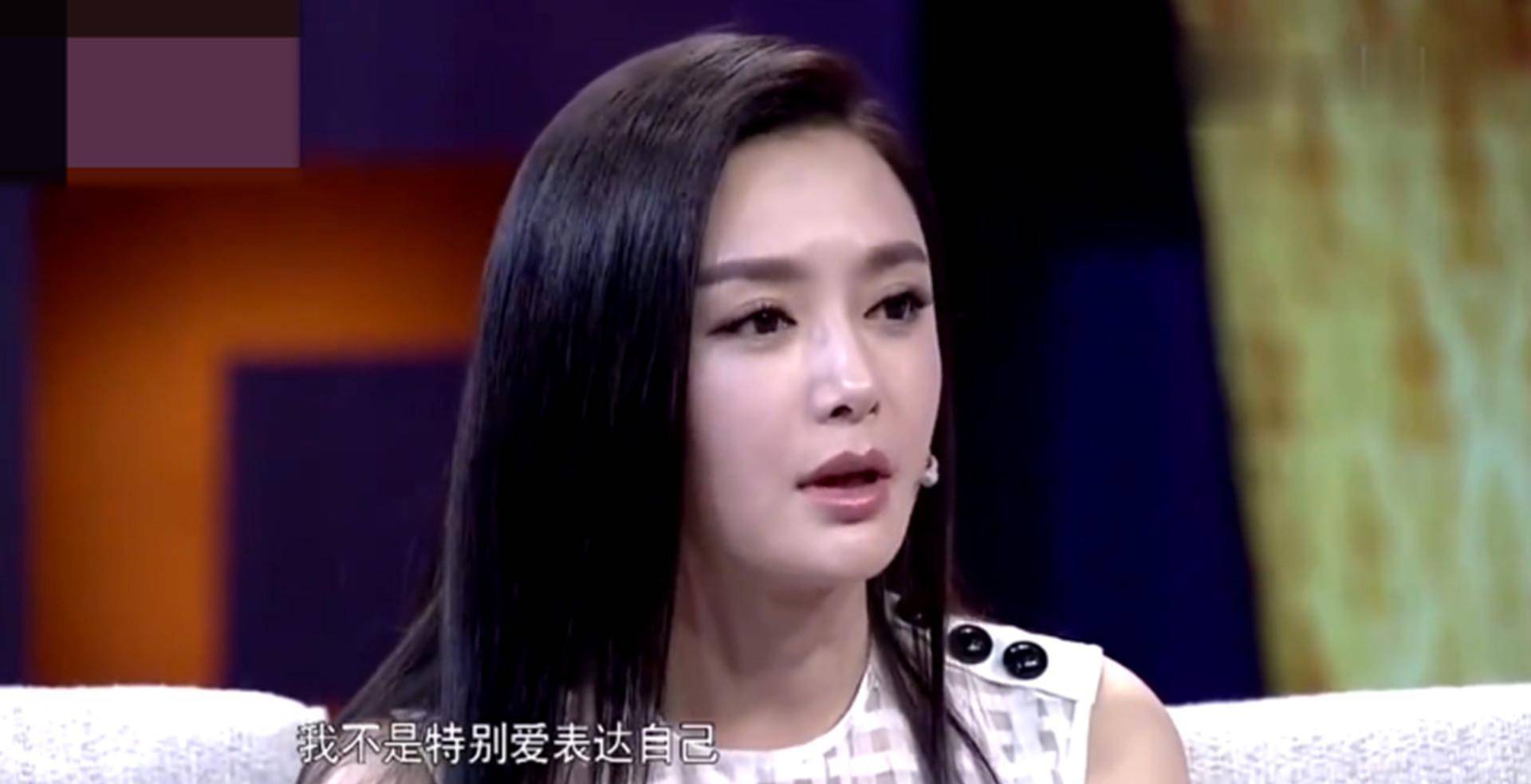 秦岚在节目中表演小品,却被演员当场抓住,网友:当演员真不容易_因为