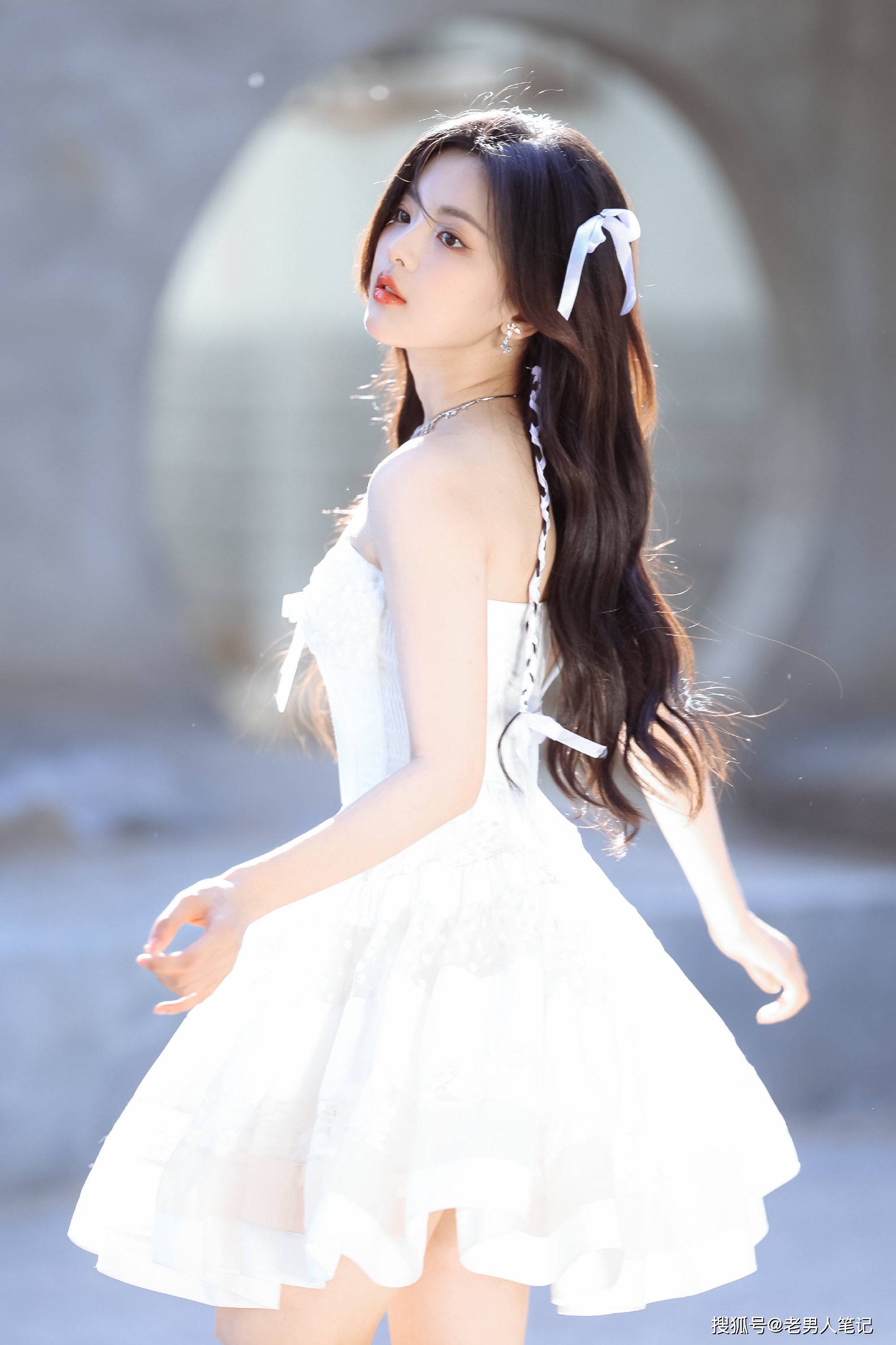 杨超越鲜花大片,一袭白色抹胸长裙,诠译初夏少女的浪漫格调_姐姐_气质