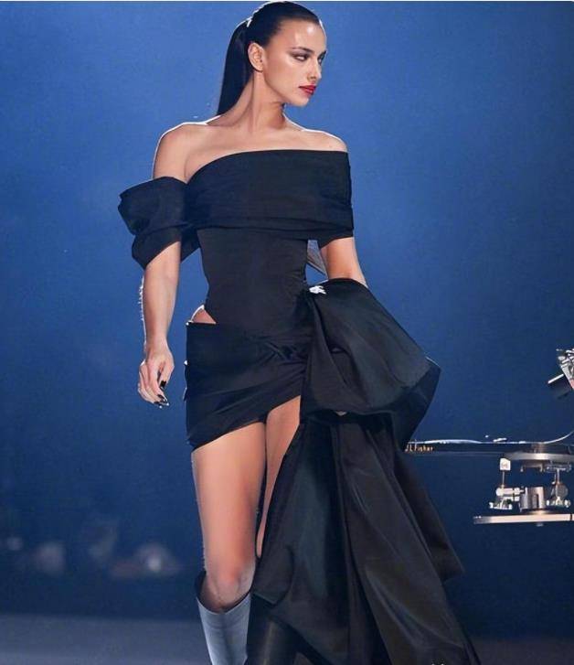 分手后的她年薪依旧上千万,网友怀疑她怀孕了_伊莲娜_高跟鞋_活动