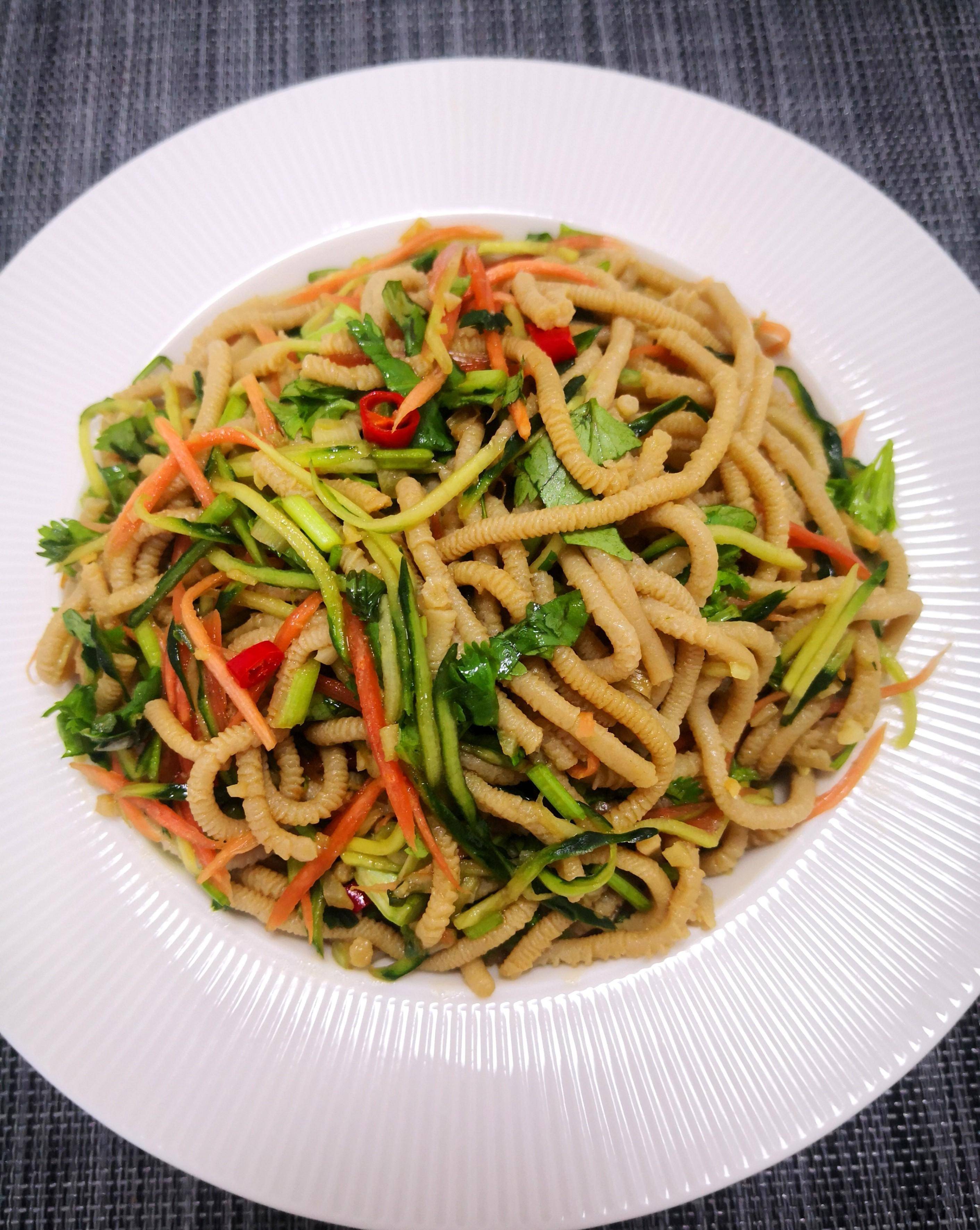 天气热了不想吃大鱼大肉,试试这道凉拌莜面吧,酸香开胃还很劲道_影响