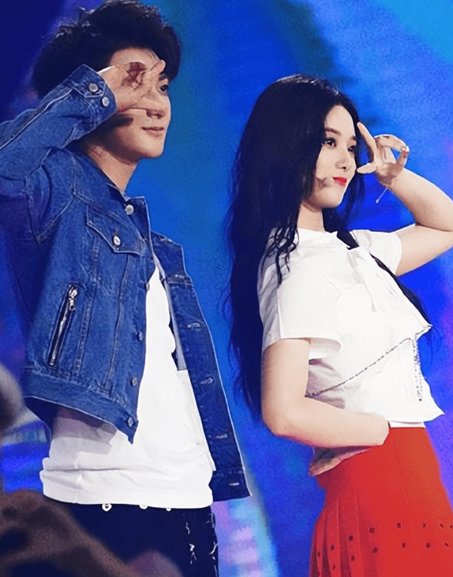 黄子韬徐艺洋开豪车逛街,主动给男方递烟,一同返回家中疑似同居_关系