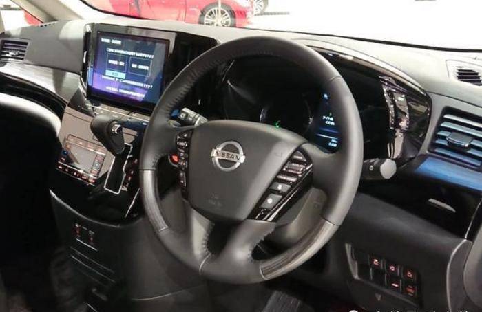 在内饰上,这款全新一代的君爵并没有延续日产全新的内饰风格,而是采用