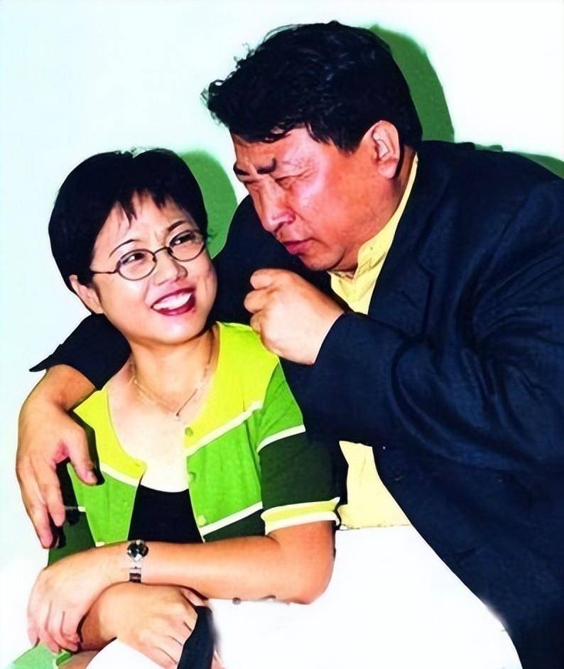 姜昆女儿姜珊:被父亲掐断星梦,因一段相声被内涵,今44岁仍单身_李静民