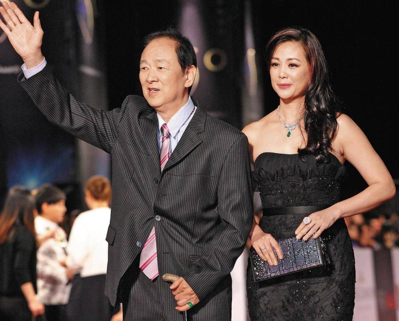 王羽:片酬比李小龙还高,年轻时提携成龙,老了喊话谢贤爬去见他_周星驰