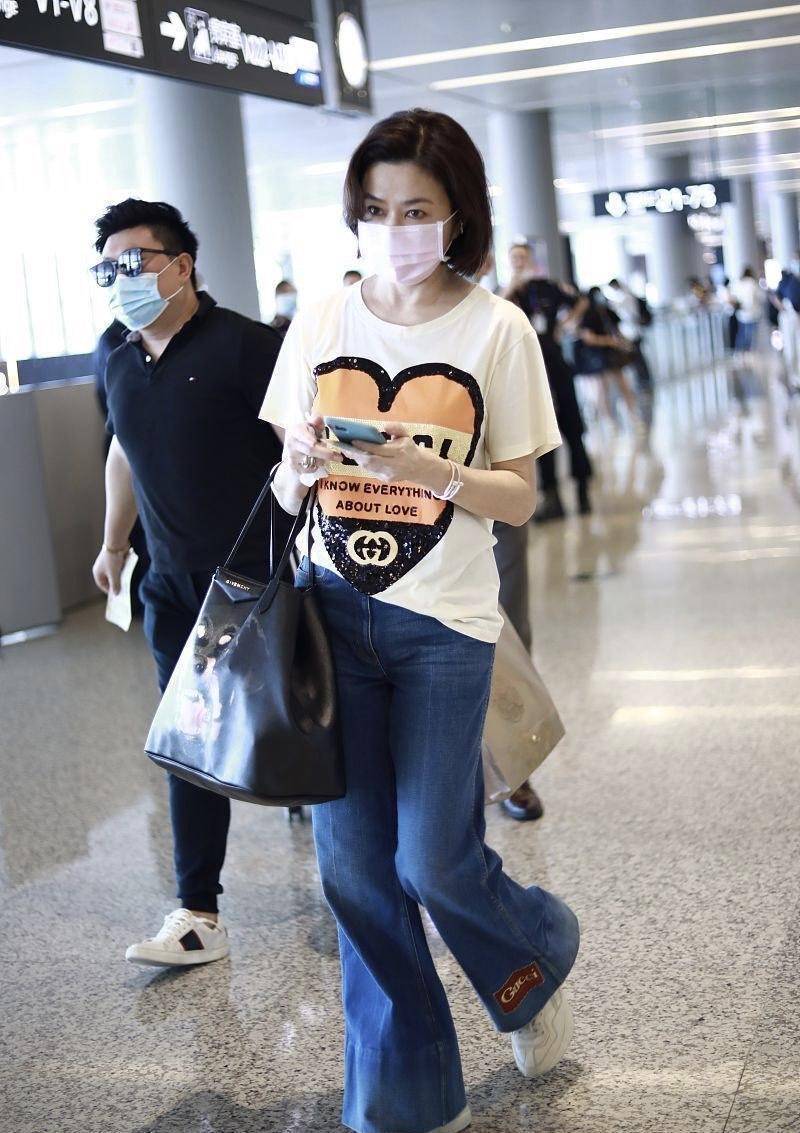 关之琳穿"大牌"走机场,心形t恤配阔腿裤好洋气,照穿时髦减龄