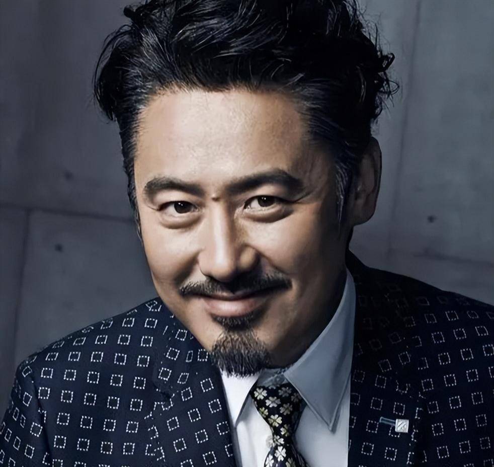 54岁大哥国外被偶遇,满头白发大腹便便,退圈四年后生活惬意_陈昱霖