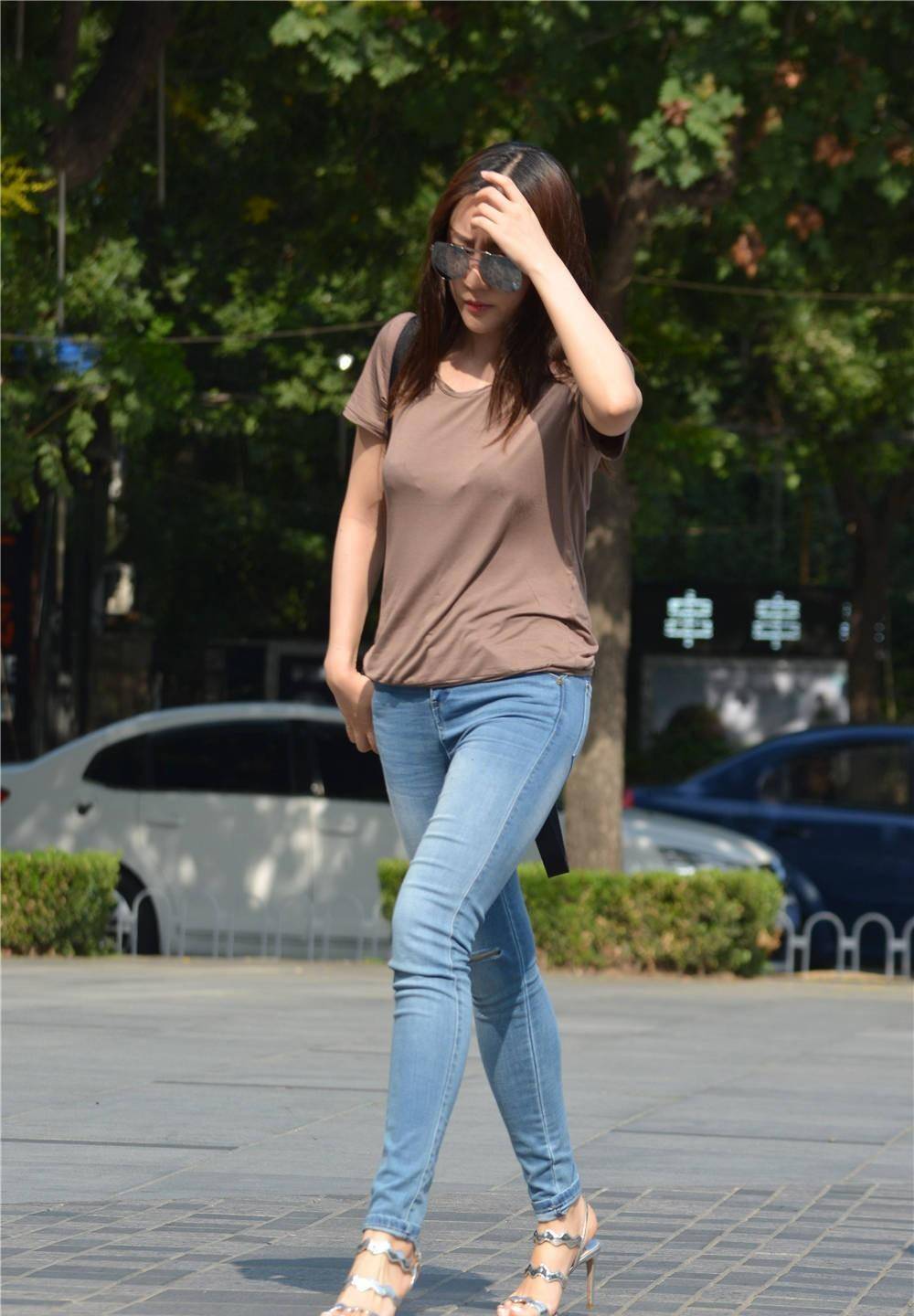 紧身牛仔裤,搭配细高跟凉鞋,是不是细跟越约越高才更好_设计_女子